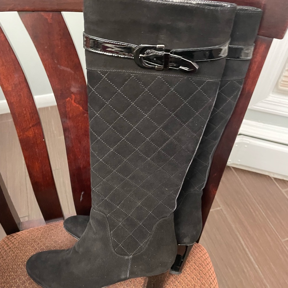 Tall black stunning pair of healed boots